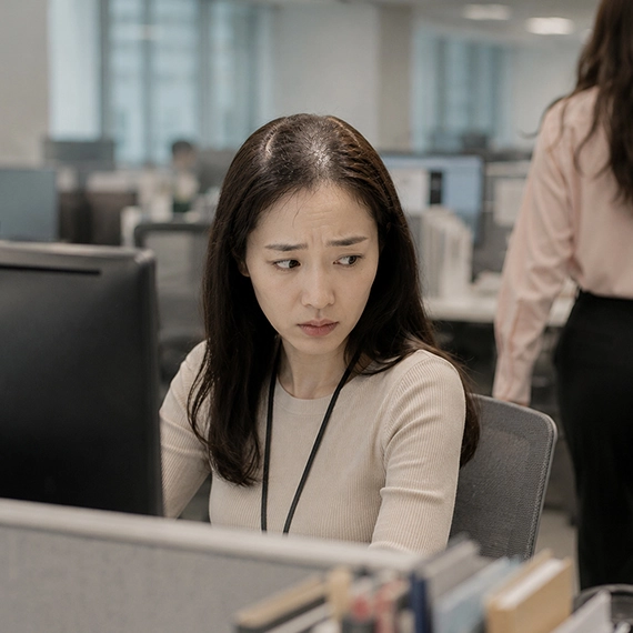 사무실에서 뒤에 사람 지나가는게 신경쓰여요